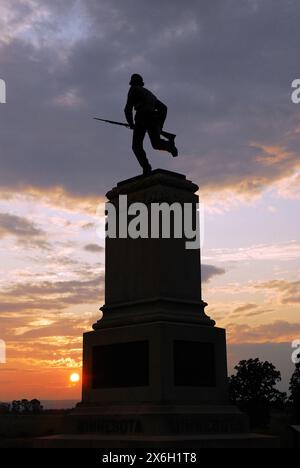 Il primo reggimento del Minnesota nel Gettysburg National Military Park, raffigura un fanteria che corre con un fucile durante la guerra di secessione americana Foto Stock