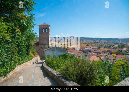 Chiesa di San Pedro e vista del villaggio. A Cogolludo, provincia di Guadalajara, Castilla La Mancha, in Spagna. Foto Stock