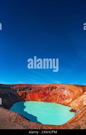 Copertina con il paesaggio islandese della colorata caldera vulcanica Askja, il lago del cratere viti nel deserto vulcanico delle Highlands, con il vulcano rosso turchese Foto Stock