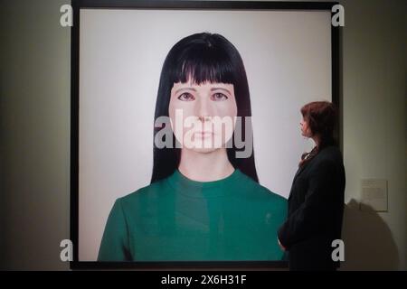 Londra, Regno Unito. 15 maggio 2024. Gillian Wearing (b.1963) Autoritratto 2000, stampa cromogenica. Anteprima di fragile Beauty con oltre 300 stampe rare di 140 dei più importanti fotografi del mondo che coprono il periodo dal 1950 ai giorni nostri con soggetti che spaziano dalla moda, celebrità, reportage e corpo maschile in prestito dalla collezione privata di Sir elton John e David Furnish. La mostra è aperta dal 18 maggio al Victoria and Albert Museum . Crediti: amer ghazzal/Alamy Live News Foto Stock