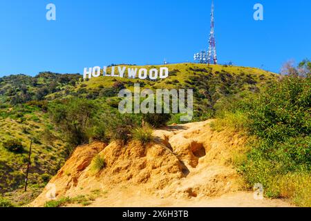 Los Angeles, California - 11 aprile 2024: White Hollywood Sing on a Green Hill Foto Stock