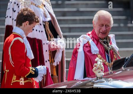 St Paul's Cathedral, Londra, Regno Unito. 15 maggio 2024. Sua Maestà, il re Carlo III e la regina Camilla, indossando abiti cerimoniali, "mantelle dell'ordine" partecipano a un servizio di dedica per l'ordine dell'Impero britannico nella Cattedrale di St Paul. L'ordine dell'Impero britannico riconosce il lavoro di persone di ogni ceto sociale con onori come MBE, OBE, Knighthoods e Damehood. Il re è il sovrano dell'ordine dell'Impero britannico. La Regina è il Gran Maestro dell'ordine dell'Impero britannico. Foto di Amanda Rose/Alamy Live News Foto Stock