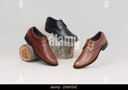 scarpe formali combinate a tema su sfondo grigio Foto Stock
