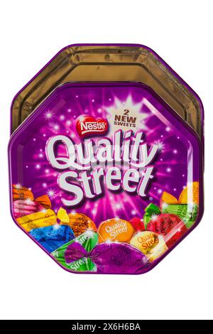 Empty Nestle Quality Street cioccolatini dolci stagno di metallo isolato su sfondo bianco - tutti andati, mangiati tutti loro concetto Foto Stock