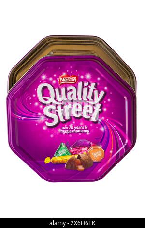 Empty Nestle Quality Street cioccolatini dolci stagno di metallo isolato su sfondo bianco - tutti andati, mangiati tutti loro concetto Foto Stock