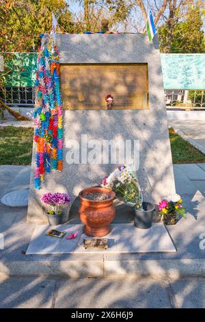 Il simbolo commemorativo, che chiede pace e amicizia. Presso la sezione del cimitero giapponese di prigionieri di guerra del complesso Fozil-Ota a Tashkent, Uzbekistan. Foto Stock