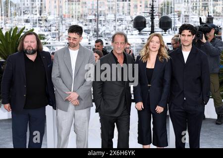 Cannes, Francia. 15 maggio 2024. Cannes, 77° Festival di Cannes 2024 film fotografico 'le Deuxieme Act' (il secondo atto) nella foto: Manuel Guillot, Raphaël Quenard, Vincent Lindon, Léa Seydoux, Louis Garrel credito: Independent Photo Agency/Alamy Live News Foto Stock