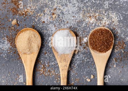 Vari tipi di zucchero in cucchiai di bambù, aromatizzati a base integrale, bianco e liquirizia Foto Stock