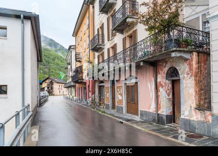 Russo, Onsernone, Svizzera - 6 maggio 2024: Veduta della frazione Russo sulla valle di Onsernone, frazione di Locarno, Ticino. Foto Stock