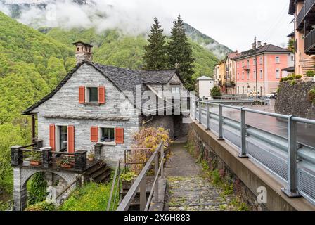 Russo, Onsernone, Svizzera - 6 maggio 2024: Veduta della frazione Russo sulla valle di Onsernone, frazione di Locarno, Ticino. Foto Stock