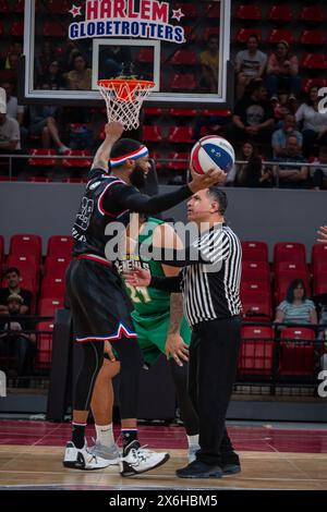 Gli Harlem Globetrotters si esibiscono al Prince Felipe Pavilion di Saragozza, Spagna Foto Stock