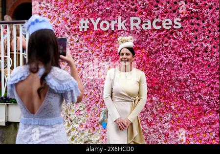 Racegoers il primo giorno del Dante Festival 2024 all'ippodromo di York. Data foto: Mercoledì 15 maggio 2024. Foto Stock