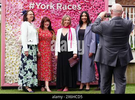 Racegoers il primo giorno del Dante Festival 2024 all'ippodromo di York. Data foto: Mercoledì 15 maggio 2024. Foto Stock