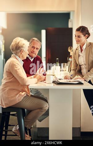 Senior couple, meeting e consulente finanziario con documenti cartacei, documenti e aiuto per il piano pensionistico a casa. Consulente, clienti o anziani Foto Stock