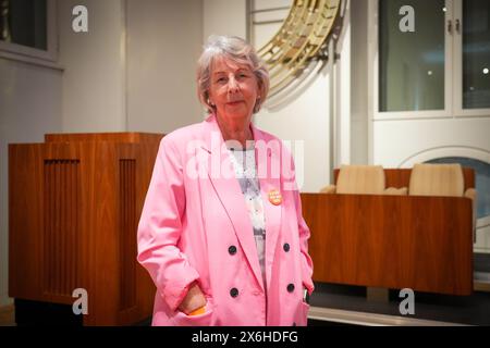 Berlino, Germania. 15 maggio 2024. Sabine Bergmann-Pohl, presidente della camera del popolo della RDT da aprile a ottobre 1990, si trova di fronte al leggio e a due posti dalla sala del Palazzo della Repubblica dopo la conferenza stampa sulla mostra speciale 'Hin und weg. Il Palazzo della Repubblica è presente' di fronte al leggio e due posti a sedere dalla sala del Palazzo della Repubblica. La mostra è esposta all'Humboldtforum dal 17 maggio al 14 luglio 2024. Credito: Soeren Stache/dpa/Alamy Live News Foto Stock