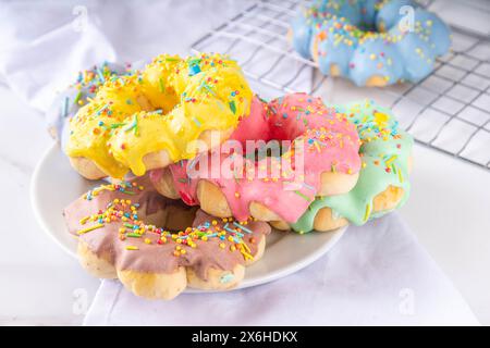 Dessert asiatico alle ciambelle mochi alla moda. Dolci e colorate ciambelle mochi, pasta al forno, con vari condimenti e ripieni Foto Stock