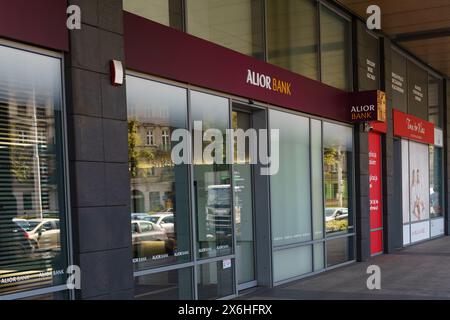 Wroclaw, Polonia - 4 agosto 2023: Un moderno negozio Alior Bank con finestre di vetro situato in una strada trafficata durante il giorno. Il riflesso nel Foto Stock