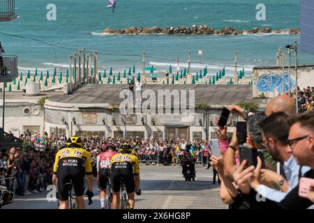 Italia. 15 maggio 2024. Il branco cavalca a Termoli della tappa 11 del giro d'Italia da Foiano di Val Fortore a Francavilla al Mare, 15 maggio 2024 Italia. (Foto di Marco Alpozzi/LaPresse) credito: LaPresse/Alamy Live News Foto Stock