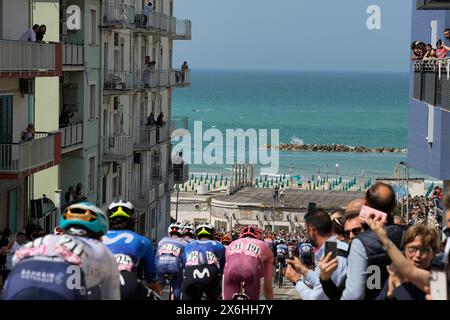 Italia. 15 maggio 2024. Il branco cavalca a Termoli della tappa 11 del giro d'Italia da Foiano di Val Fortore a Francavilla al Mare, 15 maggio 2024 Italia. (Foto di Marco Alpozzi/LaPresse) credito: LaPresse/Alamy Live News Foto Stock