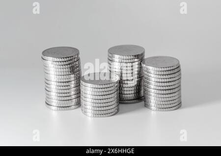 Pila di 10 monete di grivna su sfondo bianco. Monete ucraine. Valuta nazionale. Foto macro Foto Stock