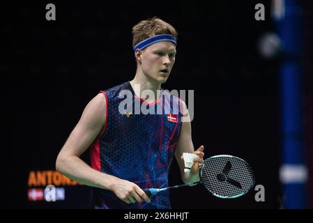 Bangkok, Thailandia. 15 maggio 2024. Anders Antonsen di Danimarca gioca contro ng Ka Long Angus di Hong Kong durante il singolo maschile Badminton nel Thailand Open 2024 al Nimibutr Stadium. Ng Ka Long Angus ha vinto contro Anders Antonsen 2:1 (21:18, 14:21, 21:15) crediti: SOPA Images Limited/Alamy Live News Foto Stock