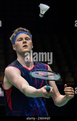 Bangkok, Thailandia. 15 maggio 2024. Anders Antonsen di Danimarca gioca contro ng Ka Long Angus di Hong Kong durante il singolo maschile Badminton nel Thailand Open 2024 al Nimibutr Stadium. Ng Ka Long Angus ha vinto contro Anders Antonsen 2:1 (21:18, 14:21, 21:15) crediti: SOPA Images Limited/Alamy Live News Foto Stock