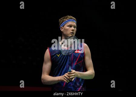 Bangkok, Thailandia. 15 maggio 2024. Anders Antonsen di Danimarca gioca contro ng Ka Long Angus di Hong Kong durante il singolo maschile Badminton nel Thailand Open 2024 al Nimibutr Stadium. Ng Ka Long Angus ha battuto Anders Antonsen 2:1 (21:18, 14:21, 21:15) (foto di Peerapon Boonyakiat/SOPA Image/Sipa USA) crediti: SIPA USA/Alamy Live News Foto Stock