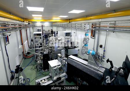 (240515) -- SHANGHAI, 15 maggio 2024 (Xinhua) -- questa foto scattata il 14 maggio 2024 mostra una vista interna dello Shanghai Synchrotron Radiation Facility (SSRF) a Shanghai, Cina orientale. La Cina ha aggiornato lo Shanghai Synchrotron Radiation Facility (SSRF), un'infrastruttura chiave di fantascienza-tecnologia per rivelare i misteri del mondo microscopico. La costruzione di aggiornamenti sulla SSRF ha superato l'ispezione nazionale e l'accettazione nella Cina orientale di Shanghai mercoledì. La SSRF, che assomiglia a un nautilus visto dall'alto, è stata ufficialmente aperta agli utenti il 6 maggio 2009 come la prima terza generazione Foto Stock