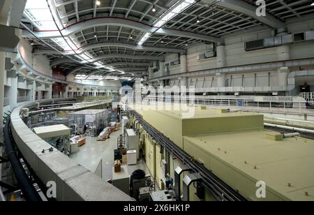 (240515) -- SHANGHAI, 15 maggio 2024 (Xinhua) -- questa foto scattata il 14 maggio 2024 mostra una vista interna dello Shanghai Synchrotron Radiation Facility (SSRF) a Shanghai, Cina orientale. La Cina ha aggiornato lo Shanghai Synchrotron Radiation Facility (SSRF), un'infrastruttura chiave di fantascienza-tecnologia per rivelare i misteri del mondo microscopico. La costruzione di aggiornamenti sulla SSRF ha superato l'ispezione nazionale e l'accettazione nella Cina orientale di Shanghai mercoledì. La SSRF, che assomiglia a un nautilus visto dall'alto, è stata ufficialmente aperta agli utenti il 6 maggio 2009 come la prima terza generazione Foto Stock