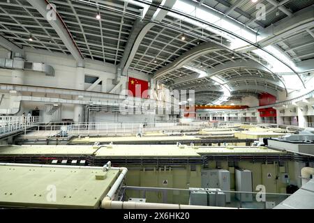 (240515) -- SHANGHAI, 15 maggio 2024 (Xinhua) -- questa foto scattata il 14 maggio 2024 mostra l'interno dello Shanghai Synchrotron Radiation Facility (SSRF) a Shanghai, Cina orientale. La Cina ha aggiornato lo Shanghai Synchrotron Radiation Facility (SSRF), un'infrastruttura chiave di fantascienza-tecnologia per rivelare i misteri del mondo microscopico. La costruzione di aggiornamenti sulla SSRF ha superato l'ispezione nazionale e l'accettazione nella Cina orientale di Shanghai mercoledì. La SSRF, che assomiglia a un nautilus visto dall'alto, è stata ufficialmente aperta agli utenti il 6 maggio 2009 come prima S di terza generazione Foto Stock