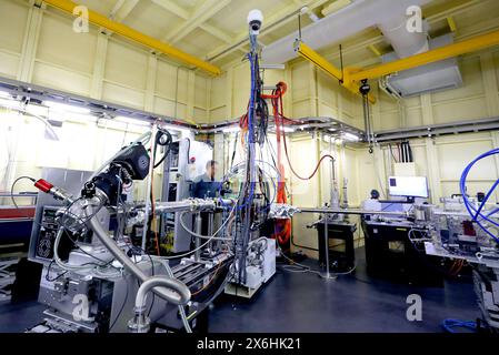 (240515) -- SHANGHAI, 15 maggio 2024 (Xinhua) -- Un ricercatore lavora presso lo Shanghai Synchrotron Radiation Facility (SSRF) a Shanghai, Cina orientale, 14 maggio 2024. La Cina ha aggiornato lo Shanghai Synchrotron Radiation Facility (SSRF), un'infrastruttura chiave di fantascienza-tecnologia per rivelare i misteri del mondo microscopico. La costruzione di aggiornamenti sulla SSRF ha superato l'ispezione nazionale e l'accettazione nella Cina orientale di Shanghai mercoledì. La SSRF, che assomiglia a un nautilus visto dall'alto, è stata ufficialmente aperta agli utenti il 6 maggio 2009 come la prima luce sincrotrone di terza generazione so Foto Stock