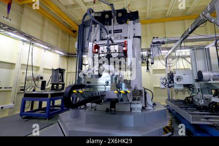 (240515) -- SHANGHAI, 15 maggio 2024 (Xinhua) -- questa foto scattata il 14 maggio 2024 mostra una vista interna dello Shanghai Synchrotron Radiation Facility (SSRF) a Shanghai, Cina orientale. La Cina ha aggiornato lo Shanghai Synchrotron Radiation Facility (SSRF), un'infrastruttura chiave di fantascienza-tecnologia per rivelare i misteri del mondo microscopico. La costruzione di aggiornamenti sulla SSRF ha superato l'ispezione nazionale e l'accettazione nella Cina orientale di Shanghai mercoledì. La SSRF, che assomiglia a un nautilus visto dall'alto, è stata ufficialmente aperta agli utenti il 6 maggio 2009 come la prima terza generazione Foto Stock