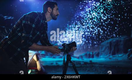 Il fotografo prepara la sua fotocamera per Starry Night Sky, Astro Photography in the Desert Nightscape. Servizio fotografico per gli amanti della natura dell'incredibile cielo stellato della via Lattea, la maestosa meraviglia della natura del Rocky Canyon Foto Stock