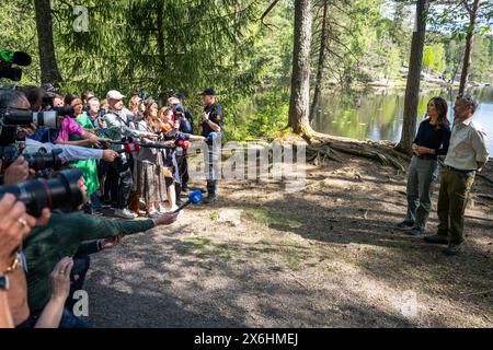 Oslo 20240515.il re Frederik e la regina Maria di Danimarca parlano alla stampa, quando sono insieme al principe ereditario Haakon e alla principessa mette-Marit in una passeggiata intorno a Ulsrudvann, durante la loro visita ufficiale di stato in Norvegia. Foto: Beate Oma Dahle / NTB Foto Stock