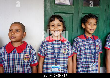 Kolkata, India - 20 ottobre 2024: Bambini in uniforme che pregano e cantano l'inno nazionale per la routine mattutina della scuola indiana. Concetto di crescita, ed Foto Stock