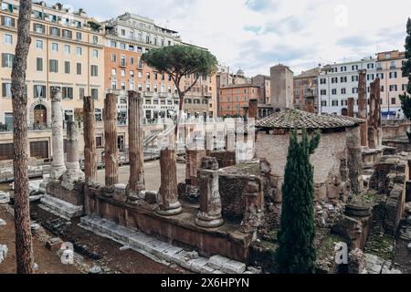 Roma, Italia - 27.12.2023: Largo di Torre Argentina - un grande spazio aperto a Roma, Italia, con quattro templi repubblicani romani e i resti di Pompeo Foto Stock