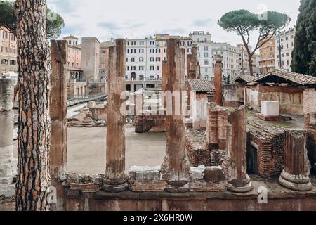 Roma, Italia - 27.12.2023: Largo di Torre Argentina - un grande spazio aperto a Roma, Italia, con quattro templi repubblicani romani e i resti di Pompeo Foto Stock