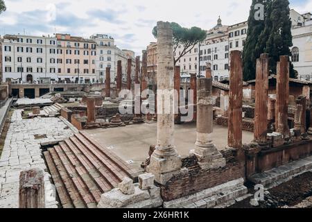 Roma, Italia - 27.12.2023: Largo di Torre Argentina - un grande spazio aperto a Roma, Italia, con quattro templi repubblicani romani e i resti di Pompeo Foto Stock