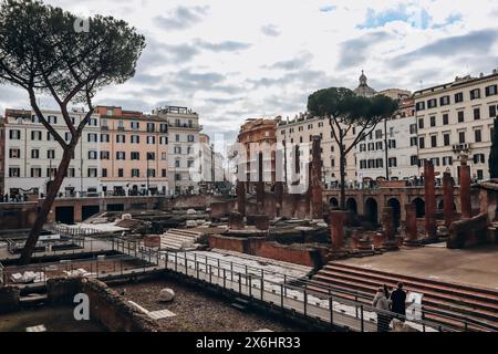 Roma, Italia - 27.12.2023: Largo di Torre Argentina - un grande spazio aperto a Roma, Italia, con quattro templi repubblicani romani e i resti di Pompeo Foto Stock