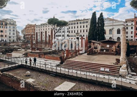 Roma, Italia - 27.12.2023: Largo di Torre Argentina - un grande spazio aperto a Roma, Italia, con quattro templi repubblicani romani e i resti di Pompeo Foto Stock