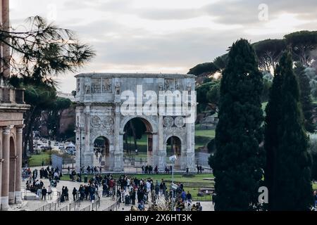 Roma, Italia - 27.12.2023: L'Arco di Costantino, un arco trionfale a Roma dedicato all'imperatore Costantino il grande. Foto Stock