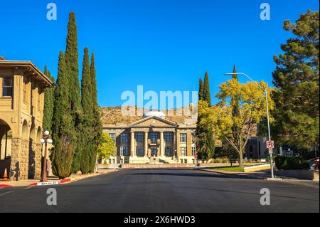 Vista sulla strada del tribunale della contea di Mohave e della prigione di Kingman, Arizona Foto Stock