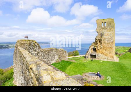 Castello di Scarborough un XII secolo sulla cima della scogliera sopra la città costiera di Scarborough North Yorkshire Inghilterra Regno Unito Europa Foto Stock