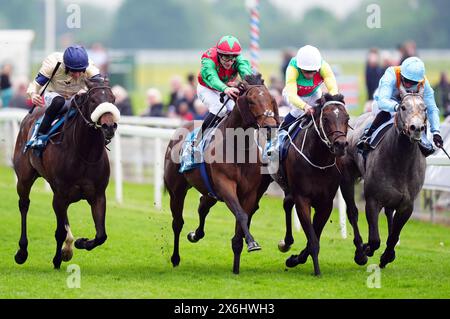 Mill Stream guidato da William Buick (seconda a destra) sulla strada per vincere le Duke of York Clipper Stakes del 1895 il primo giorno del Dante Festival 2024 all'ippodromo di York. Data foto: Mercoledì 15 maggio 2024. Foto Stock