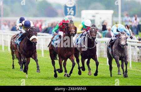 Mill Stream guidato da William Buick (seconda a destra) sulla strada per vincere le Duke of York Clipper Stakes del 1895 il primo giorno del Dante Festival 2024 all'ippodromo di York. Data foto: Mercoledì 15 maggio 2024. Foto Stock