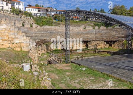 Ohrid, Macedonia del Nord - 23 ottobre 2023: Antico teatro macedone di Ohrid Anfiteatro greco classico all'aperto. Foto Stock