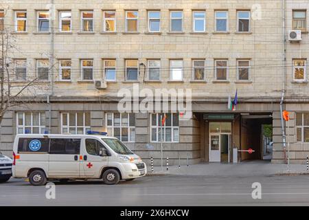 Sofia, Bulgaria - 16 ottobre 2023: Prima ambulanza dell'ospedale universitario presso il Patriarh Evtimiy Boulevard Health Care. Foto Stock