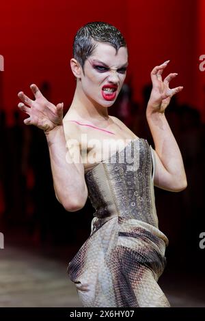 Sydney, Australia. 15 maggio 2024. Una modella cammina sulla passerella durante lo show Nicol & Ford durante l'Australian Fashion Week presentato da Pandora 2024 al Carriageworks il 15 maggio 2024 a Sydney, Australia Credit: IOIO IMAGES/Alamy Live News Foto Stock