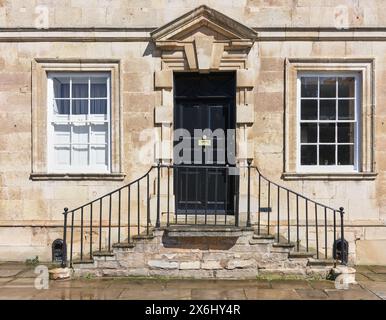 Elaborato ingresso porta di un edificio neoclassico a Stamford, Inghilterra. Foto Stock