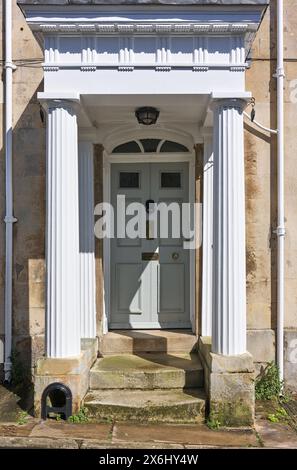 Elaborato ingresso porta di un edificio neoclassico a Stamford, Inghilterra. Foto Stock